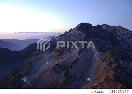 雪化粧した穂高連峰の夜明け(朝焼け，日の出前)～厳冬の槍穂高連峰@上高地 - 望遠ズーム 133065147