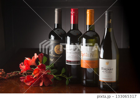 赤いワインボトル 133065317