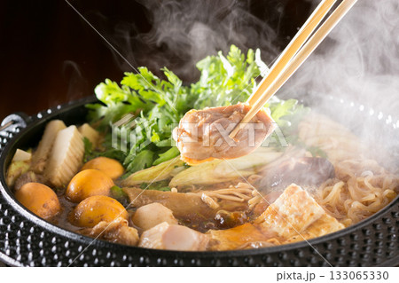 湯気が立つ熱々な鳥すき焼き鍋 湯気が立つ熱々な鳥すき焼き鍋 133065330