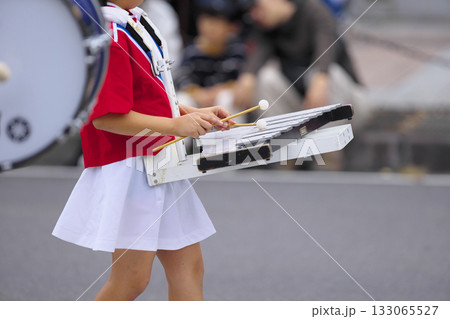 マーチングバンド　パレード　楽器 133065527