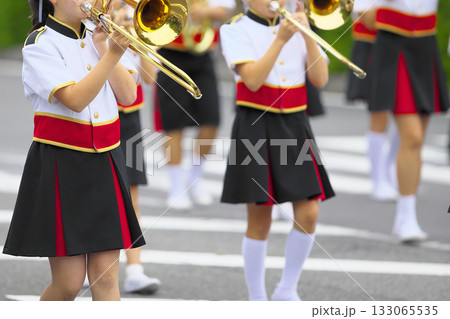 マーチングバンド　パレード　楽器 133065535