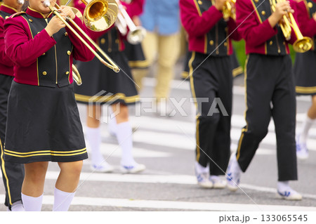 マーチングバンド　パレード　楽器 133065545