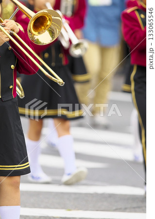マーチングバンド　パレード　楽器 133065546