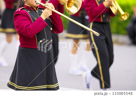 マーチングバンド　パレード　楽器 133065548