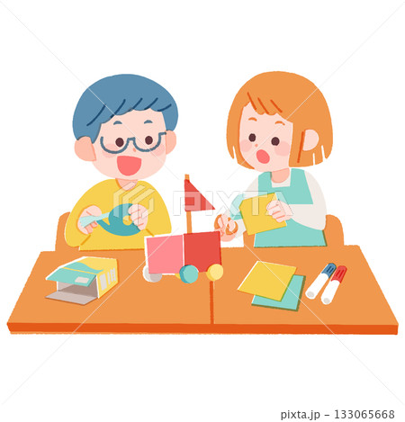 机に座って一緒に工作する小学生の男の子と女の子 机に座って一緒に工作する小学生の男の子と女の子 133065668
