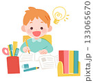 家で勉強中、ひらめいた小学生の男の子 133065670