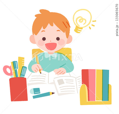 家で勉強中、ひらめいた小学生の男の子 133065670