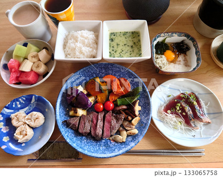 町の洋食屋さんで食べる定番メニュー～ビーフステーキ定食(カットステーキとグリル野菜のセット盛り) 133065758