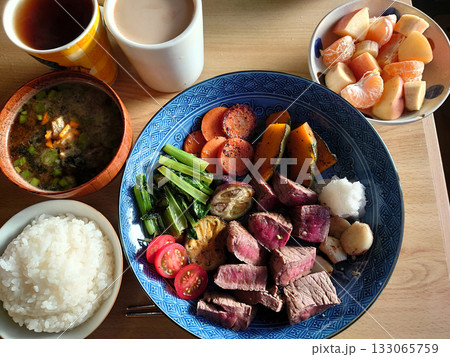 町の洋食屋さんで食べる定番メニュー～ビーフステーキ定食(カットステーキとグリル野菜のセット盛り) 133065759