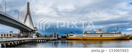 青森ベイブリッジと八甲田丸　パノラマ【青森県青森市】 133065983