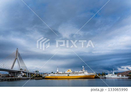 青森ベイブリッジと八甲田丸【青森県青森市】 133065990