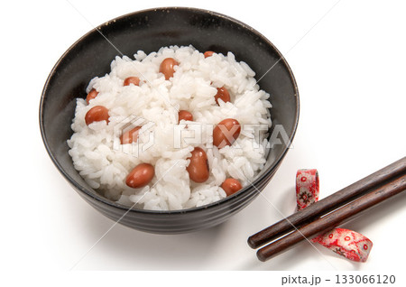 紅大豆を炊いて作った豆ごはん 133066120