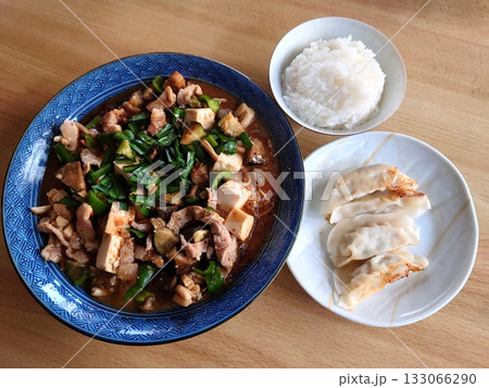 Chinese meal / 町中華で食べる大皿料理の一品，麻婆豆腐・マーボー豆腐と焼き餃子 133066290