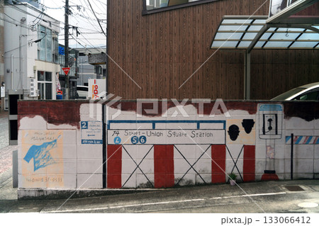 昭和の残る商店街の理髪店 133066412