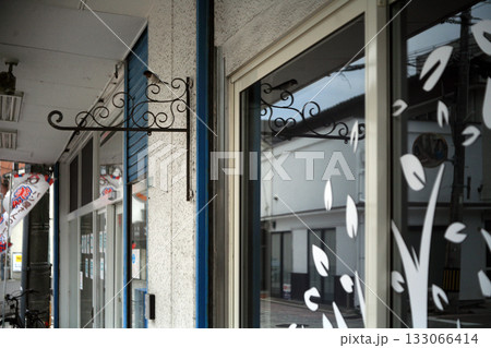 サインブラケットに止まるツバメ 133066414