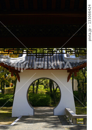 中国風庭園の門 133066424