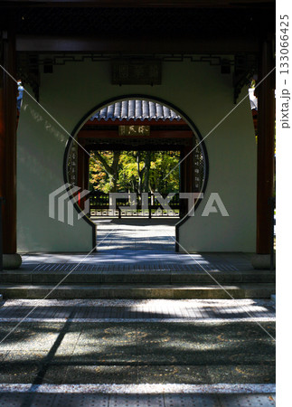 中国風庭園の門 133066425