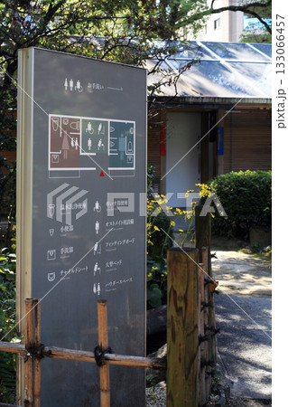 庭園のトイレの案内サイン 庭園のトイレの案内サイン 133066457