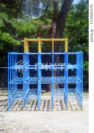 公園の青いジャングルジム 133066479