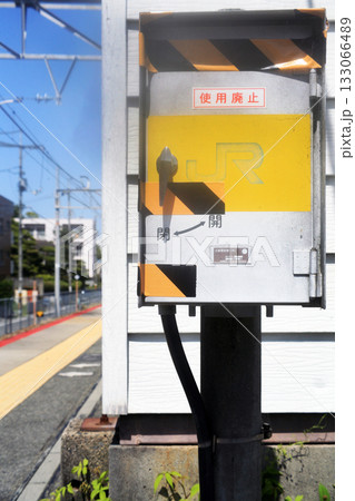 駅のホームの鉄道設備 133066489