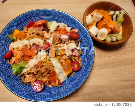 町の洋食屋さんで食べる定番のランチセット～スパゲッティ・ナポリタン，デザート・コーヒー付き 133067089