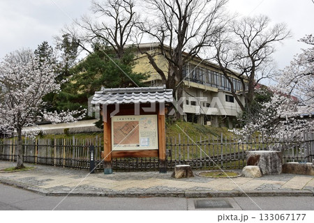 上田市　上田藩主居館跡案内板と堀と長野県立上田高校 133067177