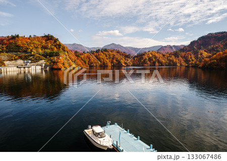 奥只見湖の紅葉 133067486