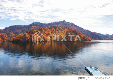 奥只見湖の紅葉 133067492