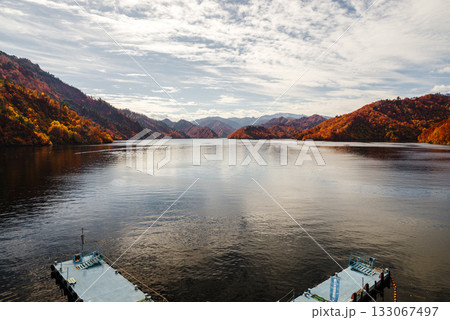 奥只見湖の紅葉 133067497