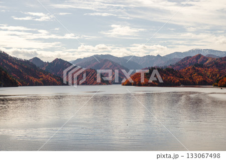 奥只見湖の紅葉 133067498