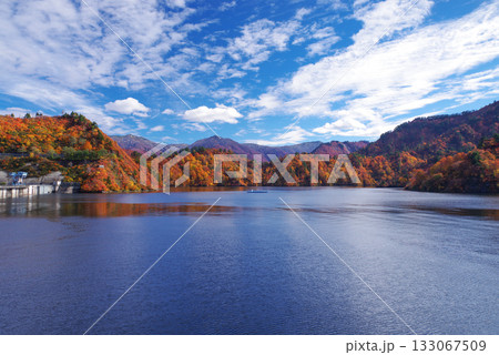 奥只見湖の紅葉 133067509