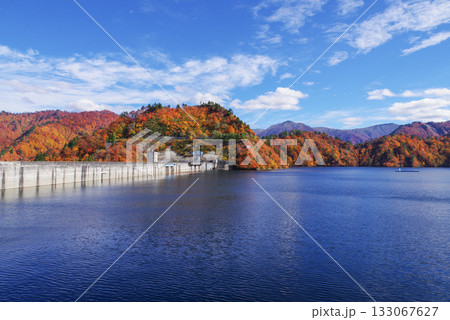 奥只見湖の紅葉 133067627