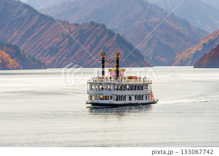 秋の奥只見湖 133067742