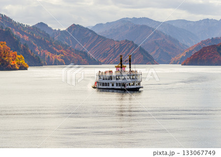 秋の奥只見湖 133067749