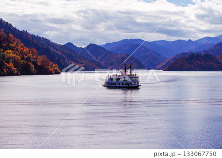 秋の奥只見湖 133067750