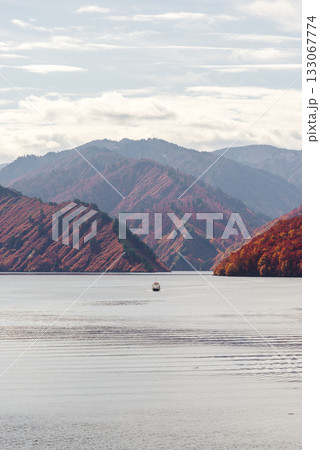 秋の奥只見湖 133067774