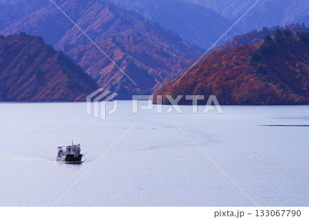 秋の奥只見湖 133067790