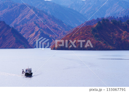 秋の奥只見湖 133067791