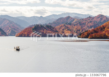 秋の奥只見湖 133067796
