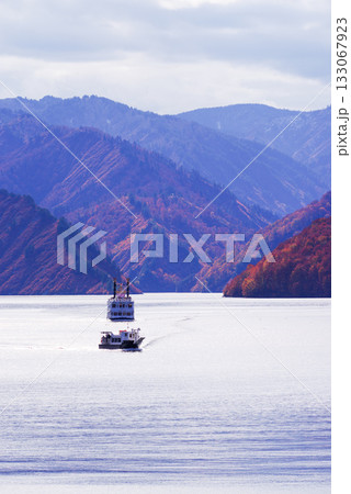 秋の奥只見湖 133067923