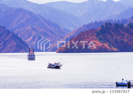 秋の奥只見湖 133067927