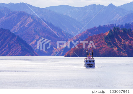 秋の奥只見湖 133067941