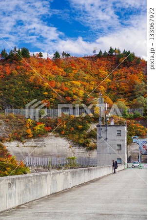 奥只見湖の紅葉 133067972