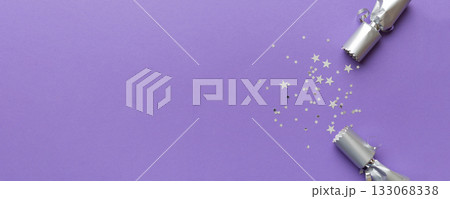 Christmas crackers with shiny confetti on color background, top view, copy space 133068338