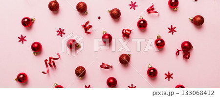 Christmas composition. a pattern of christmas balls on colored background. Flat lay, top view New year decor 133068412