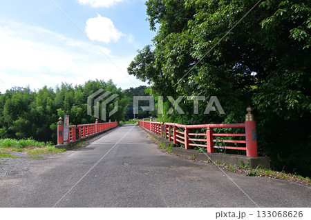 欄干に擬宝珠がかぶせられたレトロな橋 133068626