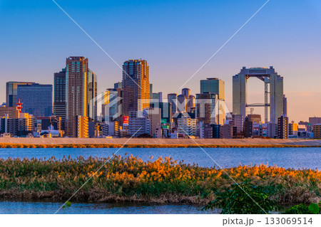 大阪梅田の西陽に染まる超高層ビル群と淀川 大阪梅田の西陽に染まる超高層ビル群と淀川 133069514