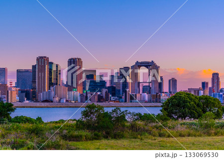 大阪梅田の西陽に染まる超高層ビル群と淀川 133069530