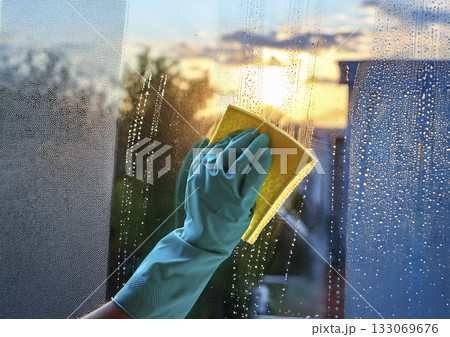夕焼け空を見ながら 窓ガラスを洗う 夕焼け空を見ながら 窓ガラスを洗う 133069676
