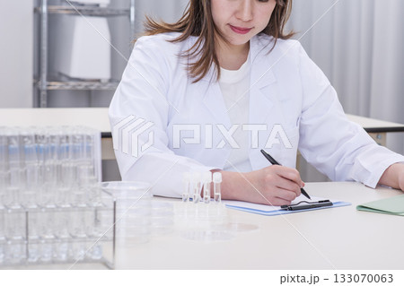 研究する研究員　実験する研究員　分析する研究員　イメージ素材 133070063